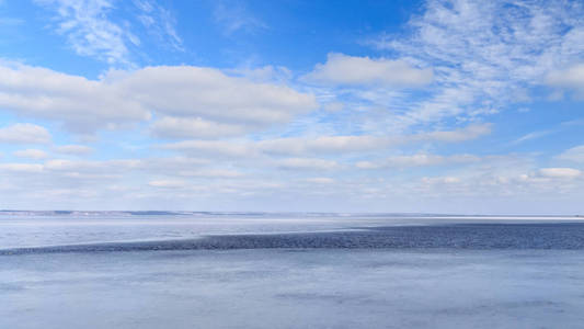 冬季冰冻的湖泊冬季宁静的风景荒芜