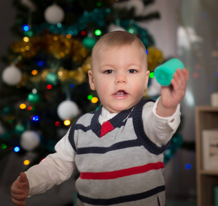 圣诞快乐的小男孩微笑着在装饰的内部摆姿势
