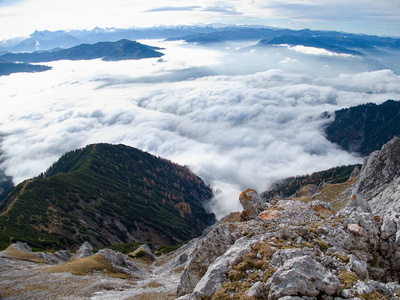 美丽的秋天徒步旅行在伯奇特斯加登纳阿尔卑斯山，山谷里有雾，景色令人惊叹。
