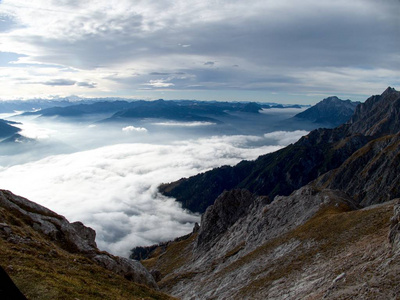 美丽的秋天徒步旅行在伯奇特斯加登纳阿尔卑斯山，山谷里有雾，景色令人惊叹。