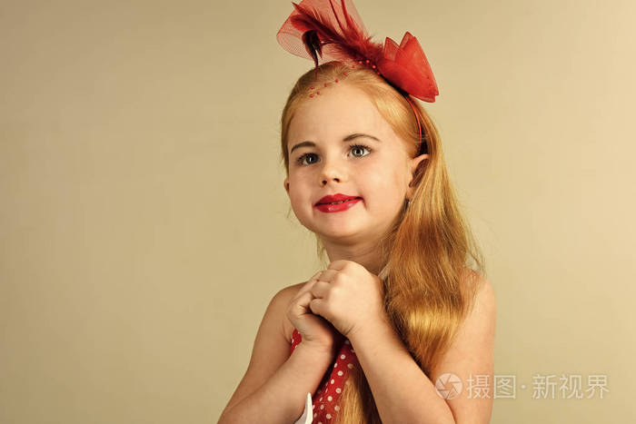 儿童女孩在时尚魅力优雅的礼服.