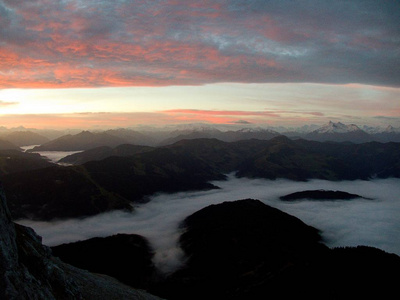 美丽的秋天徒步旅行在伯奇特斯加登纳阿尔卑斯山，山谷里有雾，景色令人惊叹。