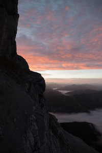 美丽的秋天徒步旅行在伯奇特斯加登纳阿尔卑斯山，山谷里有雾，景色令人惊叹。