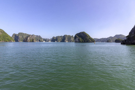 哈龙湾降龙湾亚洲热门旅游目的地的美丽全景。 越南南海的顿金湾。