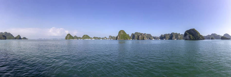 哈龙湾降龙湾亚洲热门旅游目的地的美丽全景。 越南南海的顿金湾。