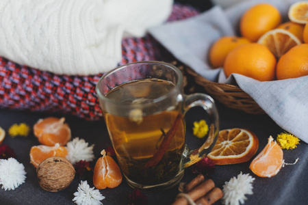 橘子花柑橘在生篮子里保暖毛衣一杯茶和橘子片。圣诞节背景, 壁纸或贺卡。顶部视图平面布局背景复制空间