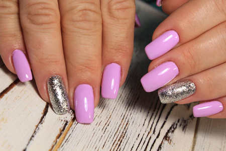 时尚质感背景下美丽的粉红色指甲修剪