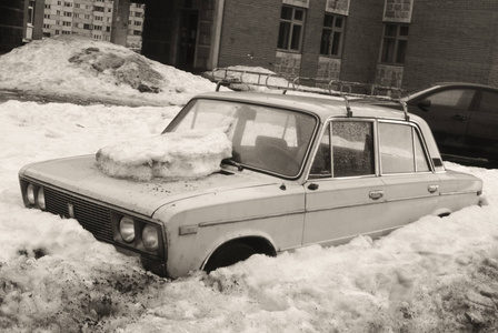在居民区暴雪过后, 汽车被雪掩埋