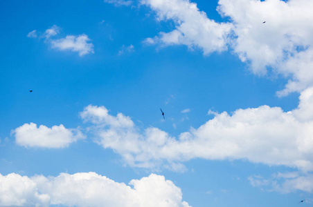 明亮的蓝天图片