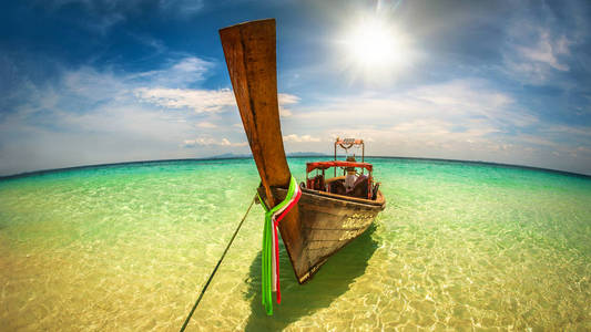 热带度假旅游海滩概念。 异国海滩上的长尾船。 泰国