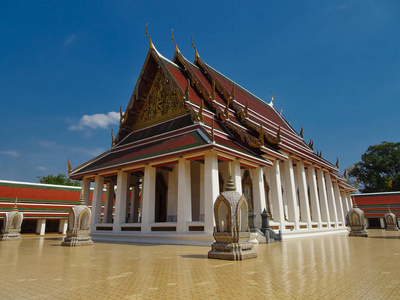 budhissmus曼谷的寺庙,阳光明媚的日子里铺着闪亮的棕色地砖照片