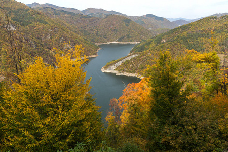 保加利亚Smolyan地区Tsankovkamak水库惊人的秋季景观