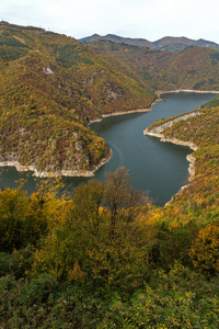 保加利亚Smolyan地区Tsankovkamak水库惊人的秋季景观