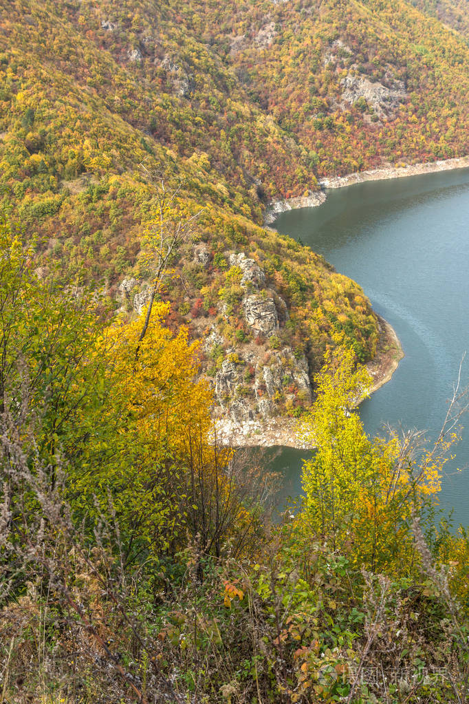 保加利亚Smolyan地区Tsankovkamak水库惊人的秋季景观