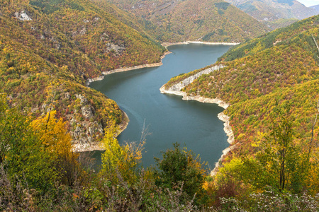 保加利亚Smolyan地区Tsankovkamak水库惊人的秋季景观