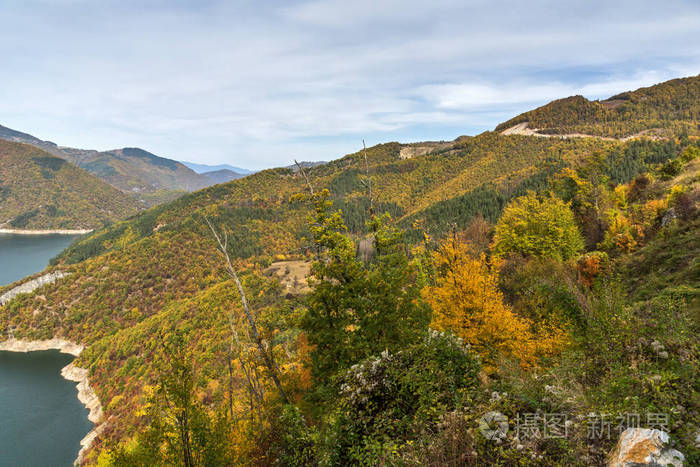 保加利亚Smolyan地区Tsankovkamak水库惊人的秋季景观