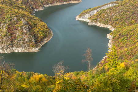 保加利亚Smolyan地区Tsankovkamak水库惊人的秋季景观