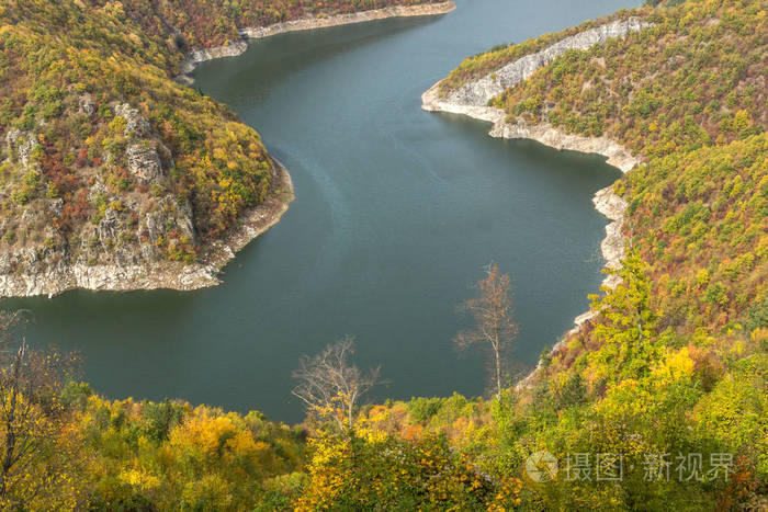 保加利亚Smolyan地区Tsankovkamak水库惊人的秋季景观