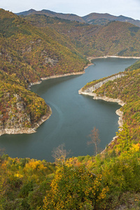 保加利亚Smolyan地区Tsankovkamak水库惊人的秋季景观