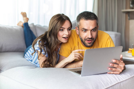 快乐的夫妇正在看笔记本电脑屏幕上