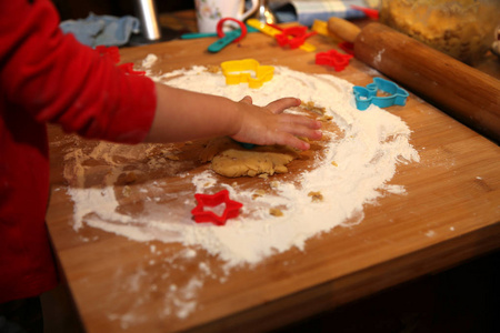 小婴儿手在家厨房做饼干