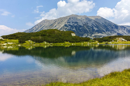 保加利亚皮林山穆拉托沃湖令人惊叹的夏季景观