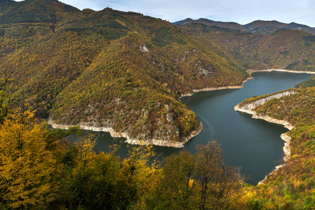 保加利亚Smolyan地区Tsankovkamak水库惊人的秋季景观