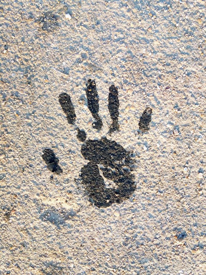 地面上的黑色手印
