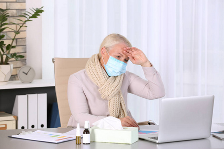 工作场所咳嗽的带面具的成年病妇