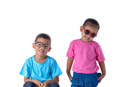 小男孩和小女孩的肖像是五颜六色的T恤，眼镜被隔离在白色背景上，有剪裁的路径