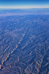 秋天在科罗拉多和犹他州上空飞行的地形落基山景观鸟瞰图。河，山和景观格局的宏大扫视..美国落基山脉和瓦萨奇阵线的俯视图。