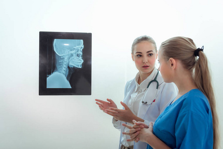 女医生在检查室检查X射线胶片，保健和职业概念。
