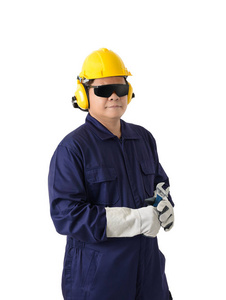 一名身穿机械连衣裙的工人正拿着一个带头盔耳罩防护手套和安全护目镜的扳手，隔离在白色背景裁剪路径上
