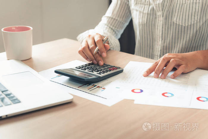 计算器和笔记本电脑匹配财务数据保存在办公室商业金融税务会计概念