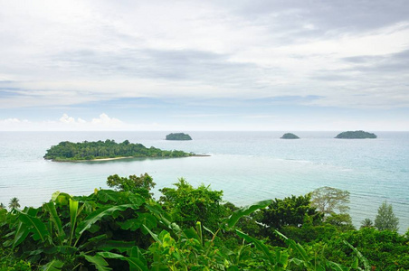 泰国特拉特省热带KohChand岛附近的热带景观，有绿松石海和热带岛屿。