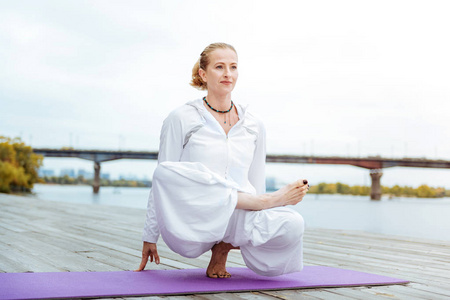 女性瑜伽教练很容易练习复杂的体式