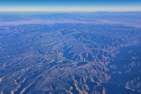 秋天在科罗拉多和犹他州上空飞行的地形岩石山景观的鸟瞰图。 宏伟的河流山脉和景观图案的景观。 俯视落基山脉和黄蜂前面的美国。