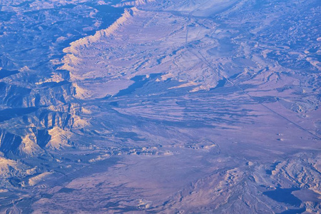 秋天在科罗拉多和犹他州上空飞行的地形岩石山景观的鸟瞰图。 宏伟的河流山脉和景观图案的景观。 俯视落基山脉和黄蜂前面的美国。