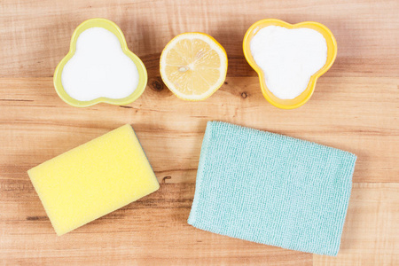 海绵微纤维布和天然无毒洗涤剂，用于清洁家庭不同表面的概念