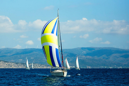 在爱琴海希腊海岸附近的雷加塔游艇上航行豪华船。