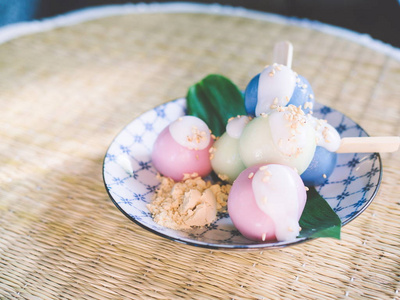 芒果日本甜点，米粉，上面覆盖着甜酱油釉