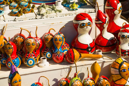 五颜六色的玩具纪念品女孩和圣诞老人。 传统市场火鸡。 集市。