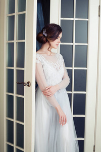 穿白色连衣裙的漂亮女人时尚模特。 美丽的新娘画像
