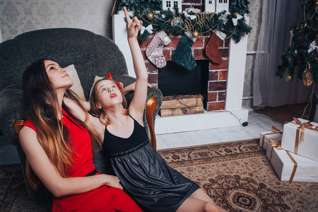 在为圣诞节和新年装饰的漂亮房间里，两个女孩的姐妹会放松和快乐