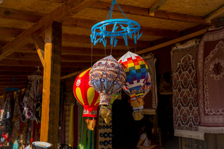 在市场上销售。 土耳其集市在街上。 气球形式的纪念品。 卡帕多西亚。 火鸡。