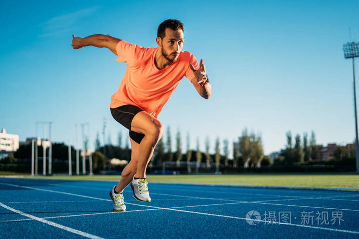 年轻的运动员开始在比赛中以开始的姿势跑步. 开始,开始