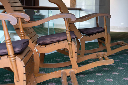 客厅里的木制摇椅