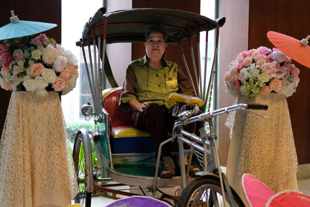亚洲老年老年妇女骑传统泰国三角肌