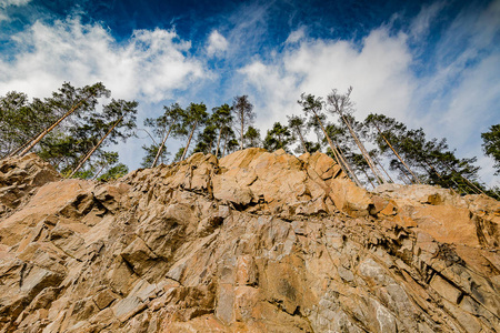 卡雷利亚大理石峡谷的景观。 大理石峡谷的山脉和岩石。 岩石边缘的松树。
