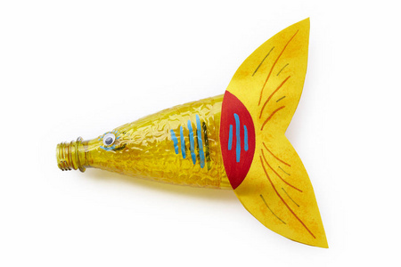 聚合图形塑料瓶回收在鱼的图形. 重复使用垃圾. 孤立的照片